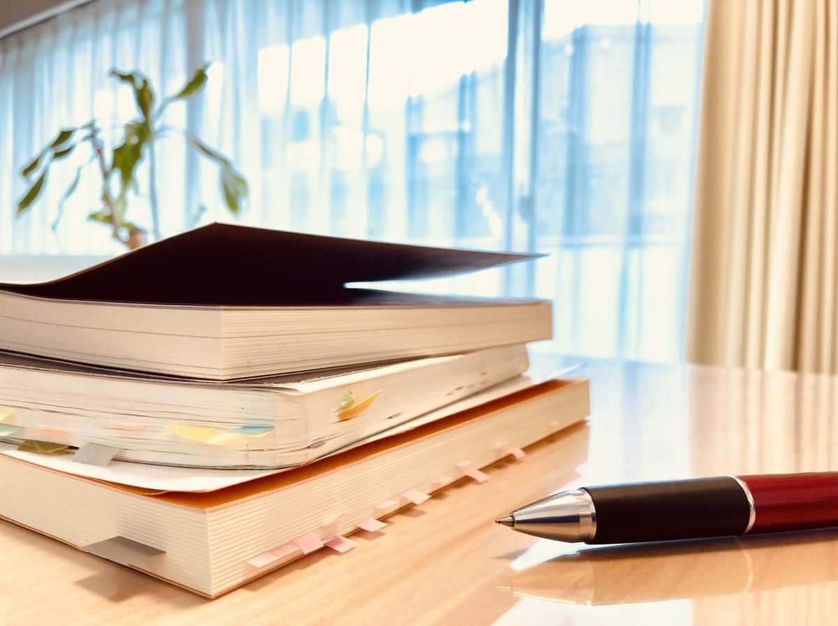 ノートに英語を書いて学習する様子